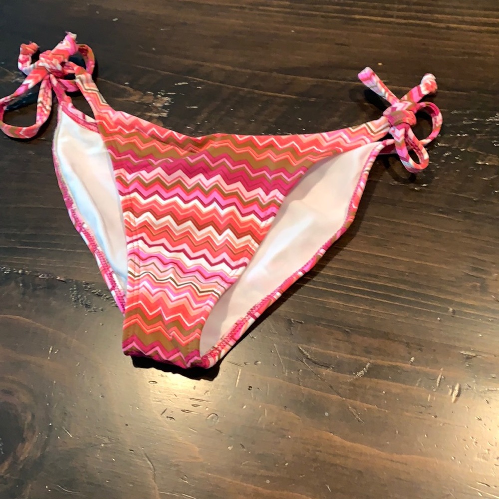 Chevron print multicolored tie bikini bottom.